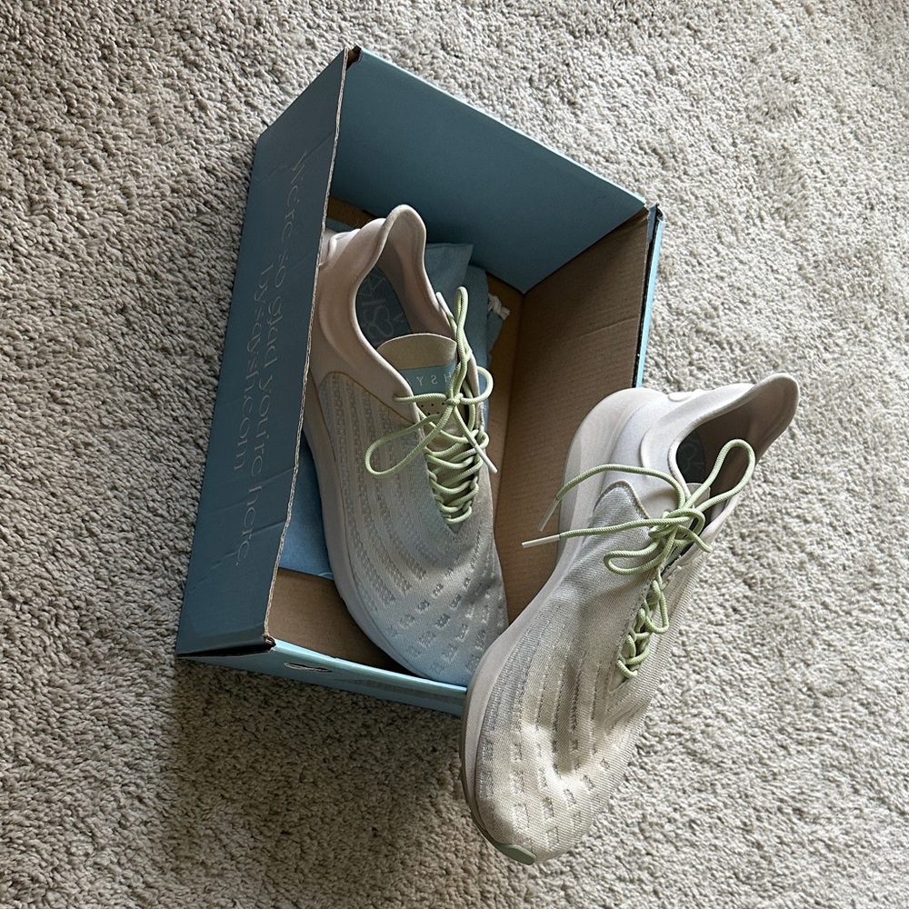 Saysh one sneaker sail